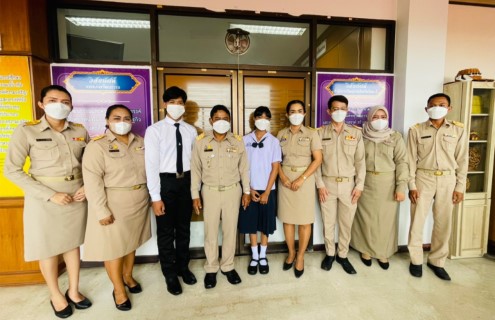 ศธจ.ปัตตานี นำนักเรียน นักศึกษาและสถานศึกษา ที่ได้รับรางวัลชมเชยในการคัดเลือกนักเรียน นักศึกษา และสถานศึกษา เพื่อรับรางวัลพระราชทาน ประจำปีการศึกษา 2564 เข้ารับมอบเกียรติบัตรจากผู้ว่าราชการจังหวัดปัตตานี