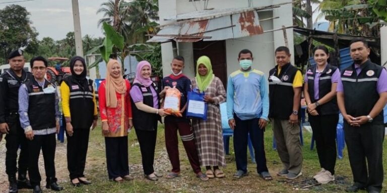 ส่งมอบของขวัญวันเด็ก พร้อมทั้งเยี่ยมให้กำลังใจตลอดจนมอบถุงยังชีพเครื่องอุปโภคและบริโภคแก่ ครอบครัว ด.ช. มูฮัมมัดอามีรู้ เจะกา นักเรียนสังกัดศูนย์การศึกษาพิเศษ หน่วยบริการ อ.ปะนาเระ